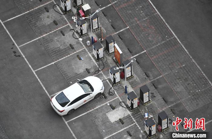 資料圖：重慶大渡口一停車(chē)場(chǎng)內，車(chē)輛正在充電樁處進(jìn)行充電。<a target='_blank' href='/'>中新社</a>記者 陳超 攝